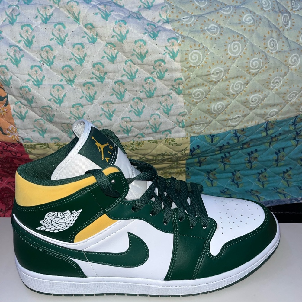 Air Jordan 1 Mid. Sonic’s